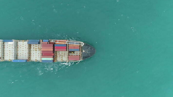 산업 바다 교통시설 안테나 사람없음 세로 화물 보트 컨테이너 화물선 무역 함선 물류 수입 조감도 4K MOV 해외동영상 클립영상 교통 배_교통 통신 운송업 시설 동영상 파일형식