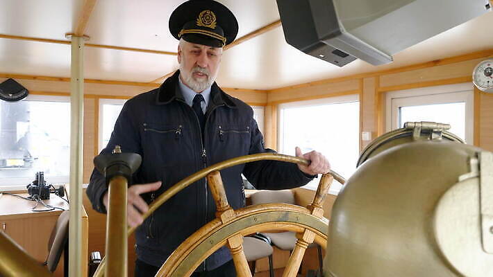 남자 바다 여행 포즈 컨셉 요트 교통시설 휴가 수염 항해 관리 한명 성인 목재 장비 운전 잡기 업무 바퀴 보트 크루즈 핸들 파일럿 함선 선원 승객 네비게이션 되감기 제어 항해사 4K MOV 해외동영상 클립영상 나무 직업 1 교통 배_교통 재료 모션 사람 작업 시설 동영상 파일형식