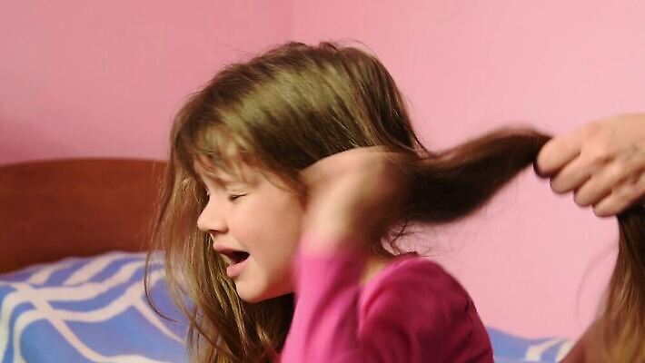 헤어스타일 여학생 여자 딸 어린이 이동 학교 가족 엄마 아침 사람 사람없음 외침 고통 슬픔 머리빗 좌절 엉킴 상처 눈물 7 비명 엮은 진짜 혼란 장식술 MOV 해외동영상 클립영상 주간 학생 교육 감정 컨셉 관계 장식 숫자 소리 미용용품 동영상 파일형식