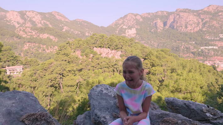 나무 식물 백인 라이프스타일 여자 감정 어린이 여행 꽃무늬 자연 산 한명 사람 앉기 풍경 야외 10대 여름 하이앵글 햇빛 외침 고통 슬픔 표현 고민 암초 문제 불쾌함 내추럴 우울증 4K MOV 해외동영상 클립영상 서양인 1 계절 꽃 뷰포인트 무늬 모션 청소년 생활 태양 소리 질병 생태계 동영상 파일형식