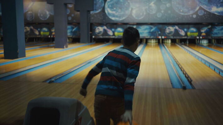 백인 1 행복 길 어린이 스포츠 컨셉 공 모션 놀이 성공 실내 한명 소년 취미 게임 잡기 사발 던지기 볼링 목표 속도 노크 스트라이크 줄서기 직진 4K MOV 해외동영상 클립영상 서양인 남자 감정 사람 내부 구기 사기그릇 동영상 파일형식