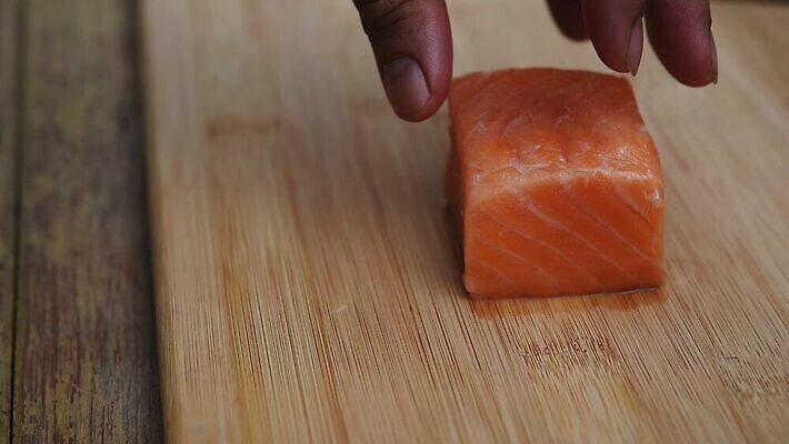 전통 접시 손 음식 바다 조각 다이어트 오렌지 건강 어류 요리 미술 동양인 사람없음 주방 식당 일본 요리사 식사 저녁식사 초밥 회 신선 시장 칼 맛 떨어짐 먹기 해산물 질감 날것 날카로움 서빙 연어 실수 뷔페 사무라이 오메가 맛있는 MOV 해외동영상 클립영상 직업 식기 아시아 컨셉 과일 모션 문화예술 인종 신체부위 상점 수중동물 동영상 일본음식 파일형식