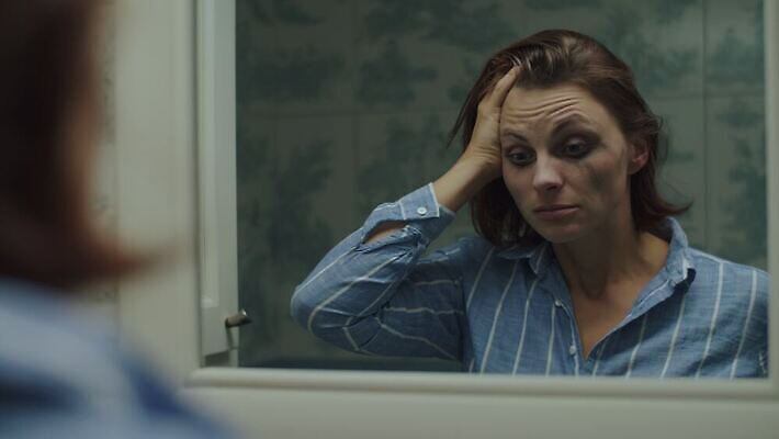 여자 얼굴 셔츠 아파트 주택 갈색머리 한명 미소 사람 성인 캐주얼 뷰티 유행 귀걸이 거울 고통 터치 붓 화려 찡그림 이발 눈썹 속눈썹 만취 피부 입술 만들기 두통 숙취 위생관리 성인여자한명만 신청 4K MOV 해외동영상 클립영상 1 헤어스타일 옷 감정 컨셉 상의 장신구 모션 표정 관리 건물 신체부위 질병 동영상 술취함 여자한명만 성인여자만 파일형식