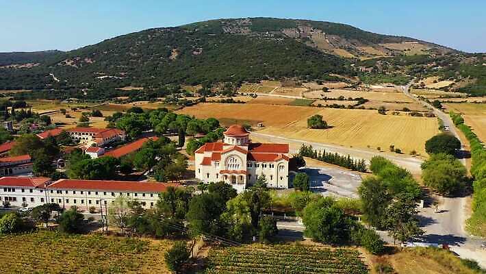 나무 전통 종교 섬 여행 건축양식 휴가 사람없음 건물 초록색 성당 교회 정원 맑음 역사 성자 지중해 그리스 신성 수도원 그리스인 랜드마크 비잔틴 옛날 4K MP4 해외동영상 클립영상 서양인 식물 건축물 건축 유럽 바다 컬러 종교건축 날씨 동영상 제국 파일형식