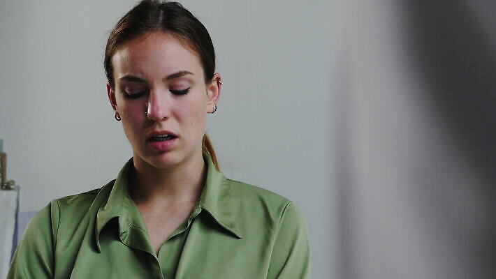 백인 여자 감정 벽 청소년 실내 대화 한명 앉기 상반신 고통 슬픔 표현 닫기 수줍음 불안 면접 약속 진짜 성인여자만 내려보기 4K MOV 해외동영상 클립영상 서양인 1 비즈니스 모션 말하기 사람 내부 동영상 여자만 성인만 파일형식