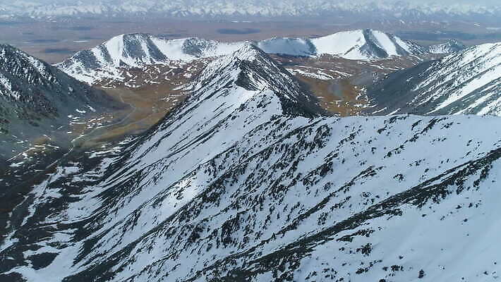 여행 자연 하늘 산 안테나 경사 사람없음 파란색 맑음 정상 큼 고도 산등성이 갸우뚱 드론 절정 히말라야 눈내림 키르기스스탄 4K 설정숏 MOV 해외동영상 클립영상 컬러 통신 모션 날씨 눈_날씨 촬영기법 크기 생태계 동영상 중앙아시아 파일형식 산맥