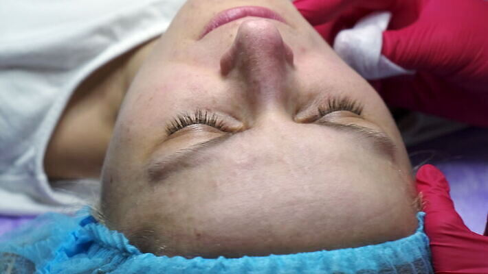 백인 직업 손 여자 얼굴 장갑 이동 건강 한명 사람 뷰티 건강관리 상점 스파 화장품 흰색 마사지 씻기 미용사 청소 고객 피부 크림 피부관리 방문 테라피 공터 순서 돌봄 완벽 위생관리 신청 4K MOV 해외동영상 슬로모션 클립영상 서양인 1 잡화 컬러 컨셉 모션 촬영기법 관리 신체부위 청결 동영상 파일형식