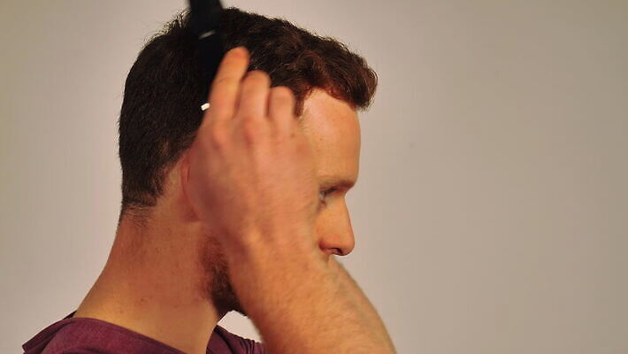 백인 1 라이프스타일 남자 행복 얼굴 음악 이어폰 한명 사람 20대 성인 앞모습 빨간색 30대 헤드폰 자유 표현 닫기 즐거움 긍정 펑키 생강 빨간머리 프리스타일 밀레니얼 4K MOV 해외동영상 클립영상 서양인 헤어스타일 감정 뷰포인트 컬러 음향기기 컨셉 채소 모션 문화예술 청년 생활 신체부위 장년 경제 동영상 파일형식