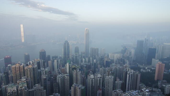 섬 여행 비즈니스 하늘 안테나 파노라마 사람없음 건물 도시풍경 사무실 탑 항구 고층빌딩 일몰 도시 만 도심 야간 홍콩 스카이라인 랜드마크 절정 4K 타임랩스 MOV 해외동영상 클립영상 자연요소 건축물 통신 교통시설 촬영기법 풍경 빌딩 노을 중국 동영상 파일형식