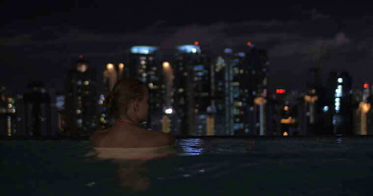 커플 창문 호텔 휴식 수영장 풍경 사람없음 건물 빛 도시풍경 고층빌딩 수영 기쁨 관찰 도시 야간 저녁 휴양지 다이빙 말레이시아 수평선 4K MOV 해외동영상 클립영상 자연요소 건축물 감정 아시아 컨셉 관계 모션 숙소 빌딩 장소 수상스포츠 동영상 수중스포츠 파일형식