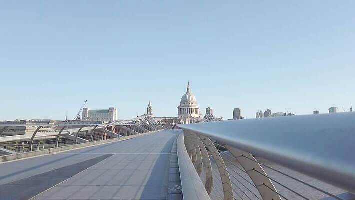 주간 유럽 도로 길 여행 건축양식 난간 아침 영국 잉글랜드 거리 사람없음 야외 건물 강 도시풍경 햇빛 성당 교회 탑 금속 발코니 도시 고가도로 보행자 런던 스카이라인 동영상 랜드마크 템스강 4K MOV 해외동영상 클립영상 자연요소 건축물 건축 나라 종교건축 교통시설 재질 풍경 태양 고속도로 파일형식