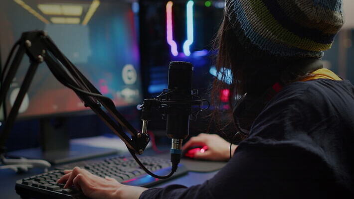 직업 응시 놀이 미소 사람없음 그래픽 컴퓨터 카메라 디지털 스크린 헤드폰 경쟁 흐름 게임 키보드 네트워크 개울 야간 발사 사이버 집중 마이크 슛 사수 온라인 동영상 게이머 비디오게임 토너먼트 플레이어 가상 네트워킹 크리에이터 4K MOV 해외동영상 클립영상 자연요소 시선 음향기기 컨셉 표정 전자제품 강 파일형식 1인미디어