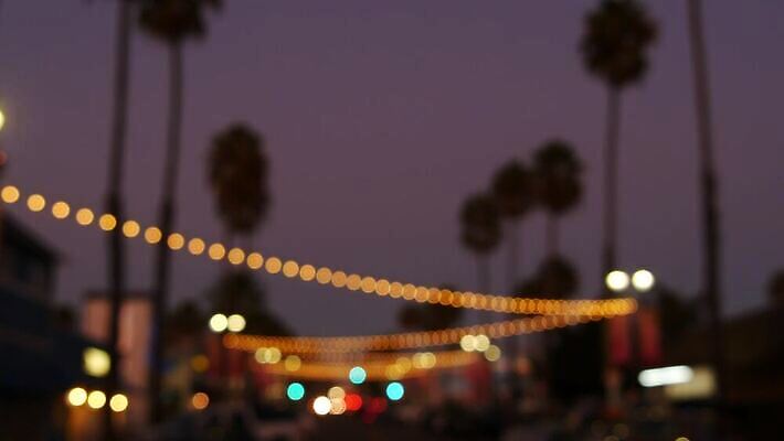 나무 디자인 섬 여행 백그라운드 컨셉 크리스마스 하늘 휴가 전등 기념 매달리기 사람없음 야외 장식 빛 야자수 파티 축제 미국 화환 일몰 수확 등불 램프 야간 저녁 소프트포커스 휴양지 보케 캘리포니아 부드러움 코코넛 타운 빛망울 블러 아열대 4K 오션사이드 MP4 해외동영상 클립영상 자연요소 식물 기념일 꽃 북아메리카 농업 과일 모션 조명 촬영기법 이벤트 노을 장소 도시 감각 동영상 파일형식