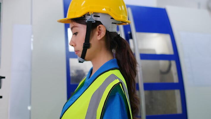 식물 직업 산업 유니폼 비즈니스 공장 노동자 직장 실내 한명 서기 안전 사람 모니터 기계 장비 과학기술 수술 기술자 엔지니어 어플리케이션 제조 보호 안전모 헬멧 창고 시설 경영자 감독관 공학 유지 개발 운영자 자동 제어 체크리스트 프로그래밍 4K MOV 해외동영상 클립영상 1 옷 교육 컨셉 회사 공업 의학 모션 기술 내부 치료 컴퓨터 작업 안전장비 보호장비 리더 동영상 파일형식