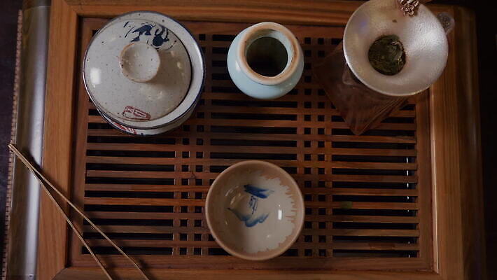 전통 문화 음료 휴식 건강 관리 동양인 사람없음 목재 컵 뷰티 일본 중국 화목 수확 골동품 사발 붓기 맛 찻잔 찻주전자 녹차 오브젝트 서비스 준비 아로마 서빙 동쪽 항공촬영 우롱차 투입 필터 MOV 해외동영상 클립영상 나무 식기 아시아 뷰포인트 컨셉 농업 재료 모션 주전자 잔 인종 차_음료 사기그릇 방향 동영상 파일형식