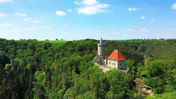 외관 유럽 벽 여행 건축양식 자연 안테나 파노라마 풍경 사람없음 건물 탑 궁전 수확 골동품 바위 시골 성 방어 중세 역사 숲 체코 프라하 천연기념물 고딕 드론 랜드마크 보헤미아 옛날 웅장함 4K MP4 해외동영상 클립영상 건축물 건축 나라 고건축 농업 통신 촬영기법 어류 돌_바위 생태계 동영상 파일형식