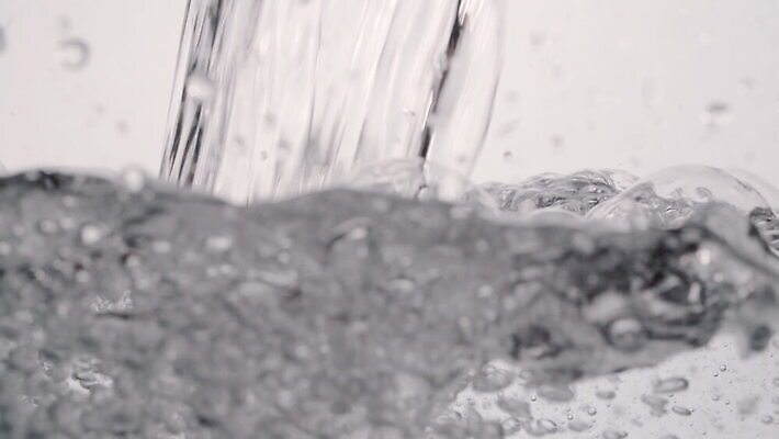 컬러 백그라운드 유리 표면 추상 사람없음 물 거품 젖음 흰색 물방울 투명 액체 개울 붓기 순수 스플래쉬 효과 락다운 MOV 해외동영상 슬로모션 클립영상 자연요소 컨셉 무늬 모션 재질 촬영기법 강 동영상 파일형식