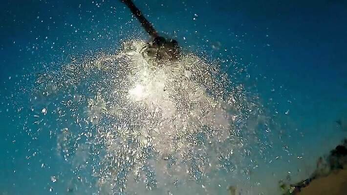 길 바다 백그라운드 모션 자연 하늘 휴가 사람없음 야외 물 여름 파란색 태양 반사 금속 맑음 목욕 이탈리아 젖음 흐름 욕실 흰색 물방울 액체 개울 떨어짐 아래 상쾌 분무기 느림 샤워실 위생관리 MOV 해외동영상 슬로모션 클립영상 자연요소 계절 감정 유럽 컬러 컨셉 재질 날씨 촬영기법 관리 강 청결 방향 생태계 위치 동영상 샤워시설 파일형식