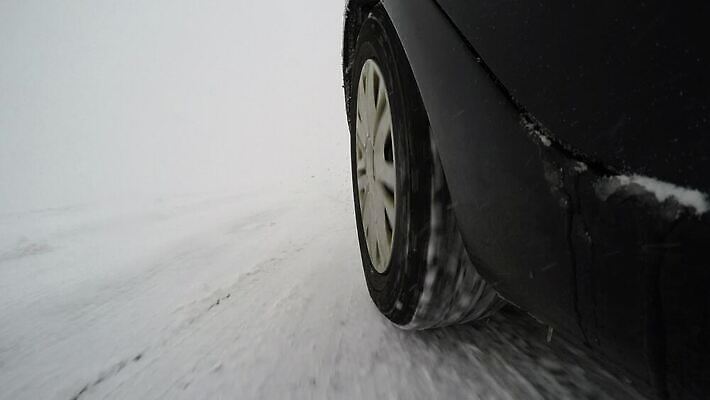 도로 교통수단 여행 겨울 교통시설 모션 자동차 사람없음 야외 물 운전 안개 흰색 바퀴 숲 속도 타이어 스프레이 고무 되감기 범퍼 스플래쉬 4K MP4 해외동영상 클립영상 자연요소 계절 길 육상교통 컬러 교통 날씨 시설 동영상 파일형식