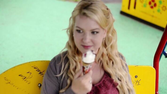 백인 모델 공원 행복 음식 아이스크림 디저트 한명 앉기 금발 뷰티 섹시 귀여움 얼음 입 달콤 핥기 빨다 플러스 먹기 그네 치수 굴곡 MOV 해외동영상 클립영상 자연요소 서양인 1 헤어스타일 기호 공공시설 감정 컨셉 모션 사람 신체부위 맛 동영상 파일형식