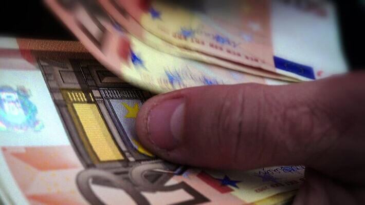 직업 손 종이 백그라운드 지폐 돈 비즈니스 성공 관리 정장 사람없음 금융 사무실 검은색 어둠 거래 저축 유로 잡기 악단 업무 비즈니스맨 계산 시장 재산 닫기 구매 주기 투자 만들기 결제 계산서 월급 빚 마피아 부정부패 세금 카운트 4K MP4 해외동영상 클립영상 옷 남자 음악 컬러 컨셉 모션 신체부위 경제 쇼핑 작업 직장인 동영상 파일형식