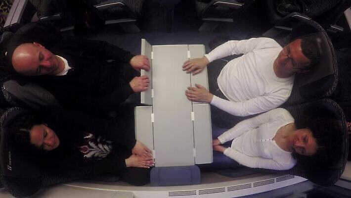 백인 여자 행복 여행 비즈니스 통신 교통시설 휴가 버스 대화 미소 웃음 사람 앉기 친구 기차 비즈니스우먼 4 그룹 속도 출퇴근 바쁨 마차 승객 통근 4K HD MP4 해외동영상 클립영상 서양인 감정 육상교통 교통수단 교통 관계 모션 대중교통 표정 말하기 숫자 직장인 시설 출근 동영상 파일형식