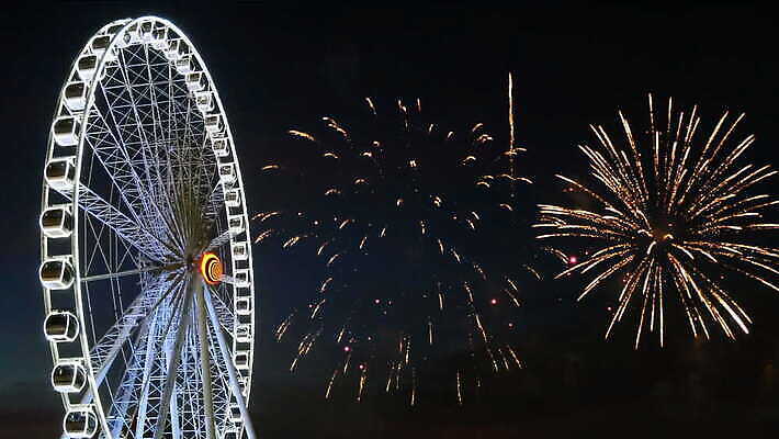 기념일 백그라운드 하늘 추상 휴가 불꽃 새해 기념 폭죽 불꽃놀이 이벤트 사람없음 컬러풀 파티 크래커 검은색 축제 축하 바퀴 원형 야간 큼 폭발 회전 쇼 거인 광 사방 진짜 카운트다운 4K MOV 해외동영상 클립영상 자연요소 도형 컬러 컨셉 무늬 놀이 불 쿠키 크기 동영상 파일형식