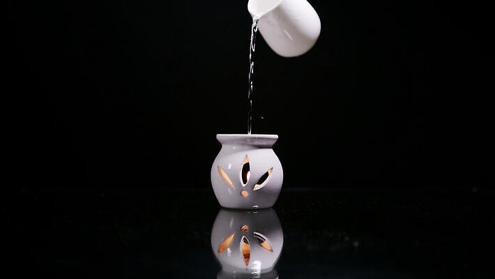 선 백그라운드 촛불 불꽃 휴식 조명 주택 실내 사람없음 물 평화 검은색 스파 램프 도자기 붓기 편안함 명상 향기 아로마 아로마테라피 테라피 고립 돌봄 4K MOV 해외동영상 클립영상 자연요소 컬러 컨셉 초 모션 불 내부 건물 뷰티 감각 냄새 동영상 파일형식