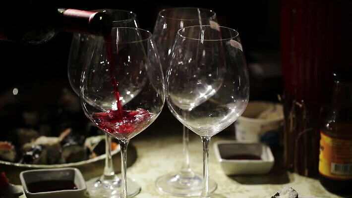 안경 음료 포즈 와인잔 모션 유리 기념 주류 사람없음 빨간색 파티 와인 저녁식사 어둠 낭만 흐름 축하 알코올 4 붓기 떨어짐 유리그릇 쏟아짐 메를로 양조장 MOV 해외동영상 클립영상 그릇 잡화 컬러 컨셉 술잔 재질 이벤트 숫자 식사 동영상 파일형식