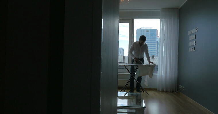 옷 유럽 가사 건축양식 창문 가정 유리 아파트 주택 실내 사람 사람없음 내부 건물 일상 도시풍경 방 도시 철 싱글 에스토니아 총각 4K MOV 해외동영상 클립영상 건축물 건축 나라 재질 풍경 라이프 동영상 파일형식