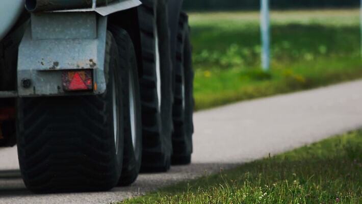 산업 도로 부분 교통시설 자동차 사람없음 검은색 기계 장비 운전 화물 바퀴 숲 큼 타이어 짐차 무거움 4K MOV 해외동영상 클립영상 길 육상교통 컬러 교통 모션 운송업 무게 크기 시설 동영상 파일형식