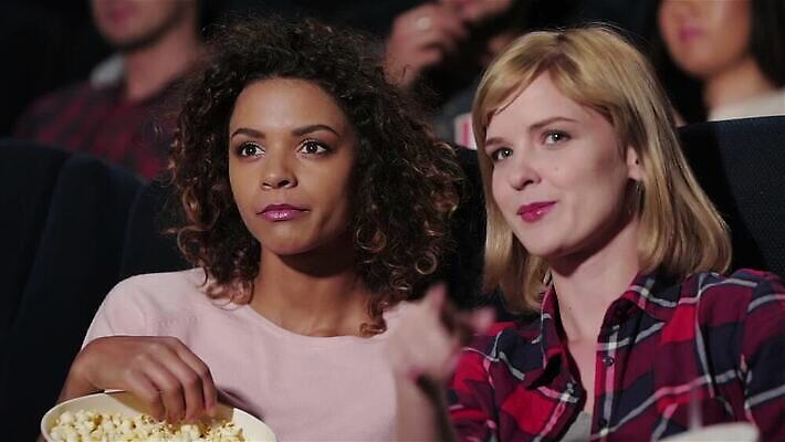 백인 라이프스타일 커플 응시 여자 남자 행복 산업 의자 함께함 실내 미소 사람 앉기 여러명 성인 빨간색 친구 관찰 그룹 영화관 극장 먹기 필름 영화 즐거움 팝콘 객석 MP4 해외동영상 클립영상 서양인 시선 감정 컬러 가구 다수 컨셉 관계 모션 문화예술 표정 내부 생활 동영상 파일형식