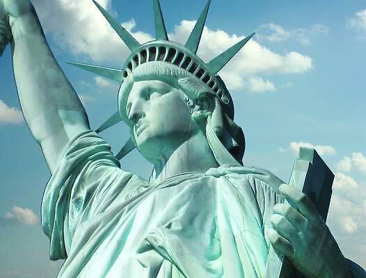 얼굴 조각 섬 여행 건축양식 하늘 왕관 사람없음 초록색 파란색 조각상 항구 미국 자유 역사 도심 민주주의 심볼 뉴욕 대도시 맨해튼 애국심 천연기념물 고립 전국 허드슨강 이민 4K MOV 해외동영상 클립영상 건축 컬러 이동 컨셉 북아메리카 교통시설 신체부위 강 조형물 도시 동영상 파일형식