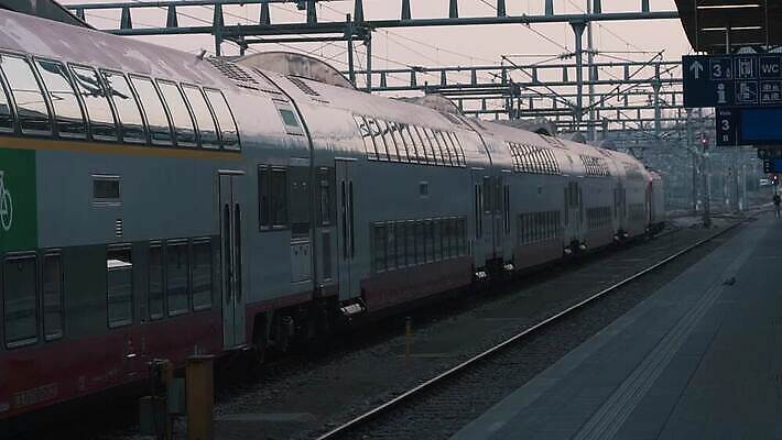 공공시설 유럽 교통수단 여행 사람없음 어둠 기차 표현 도시 역 저녁 도착 입장 출장 출발 시티라이프 일반 단상 룩셈부르크 선로 HD MOV 해외동영상 클립영상 라이프스타일 나라 육상교통 교통 컨셉 비즈니스 교통시설 대중교통 야간 시설 동영상 서유럽 파일형식