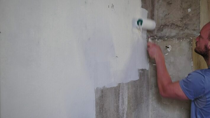 백인 직업 라이프스타일 남자 벽 컬러 백그라운드 노동자 아파트 주택 실내 한명 사람 성인 내부 장식 인테리어 페인트 방 흰색 공구 잡기 붓 업무 수리 예술가 롤러 페인트붓 화가 DIY 개발 업그레이드 옛날 재주꾼 아크릴 신청 4K MP4 해외동영상 클립영상 서양인 1 디자인 모션 재질 취미 건물 생활 도구 작업 동영상 파일형식