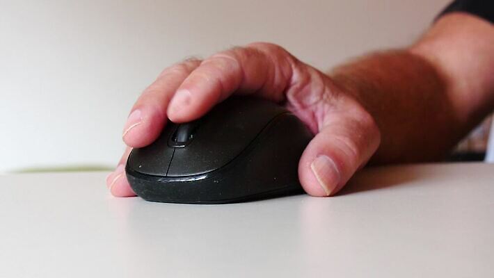 백인 직업 손 남자 인터넷 비즈니스 통신 손가락 실내 한명 사람 성인 컴퓨터 모니터 웹 과학기술 잡기 업무 비즈니스맨 서핑 쥐 은퇴 책상 묘사 클릭 옛날 4K MP4 해외동영상 클립영상 서양인 1 가구 모션 기술 내부 신체부위 전자제품 수상스포츠 작업 직장인 설치류 동영상 파일형식