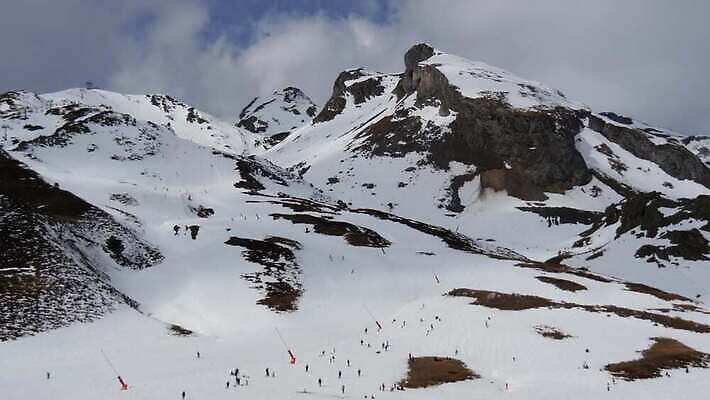 유럽 스포츠 여행 겨울 자연 휴가 스키 산 사람없음 야외 계곡 얼음 추위 흰색 스페인 정상 고도 언덕 휴양지 스키선수 지역 아라곤 내추럴 랜드마크 눈내림 4K MP4 해외동영상 클립영상 자연요소 계절 나라 컬러 겨울스포츠 운동선수 눈_날씨 장소 생태계 동영상 파일형식