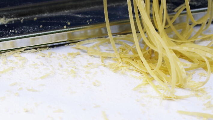 손 여자 줄 음식 빵 탁자 추상 주택 건조 파스타 건강 스파게티 관리 사람 사람없음 햇빛 노란색 기계 이탈리아 면 업무 수프 자르기 시리얼 국수 반죽 만들기 밀가루 라비올리 라자냐 마카로니 이스트 특별함 핸드메이드 토르텔리니 4K MOV 해외동영상 클립영상 유럽 컬러 가구 컨셉 무늬 모션 서양음식 건물 신체부위 태양 면류 작업 이탈리아음식 가루 동영상 파스타면 파일형식