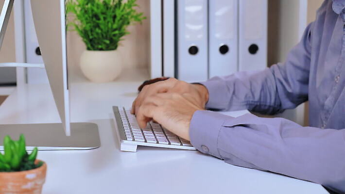 직업 1 남자 비즈니스 사업가 손가락 탁자 노동자 직장 관리 한명 사람 30대 노트북 컴퓨터 사무실 흰색 타이핑 키보드 업무 작업 직장인 비즈니스맨 작업실 닫기 종업원 책상 창업 4K MOV 해외동영상 클립영상 손 컬러 가구 회사 모션 장년 전자제품 자영업 동영상 파일형식