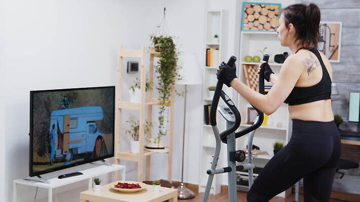 백인 라이프스타일 웰빙 여자 스포츠 신체 휴식 주택 실내 건강 여러명 성인 운동 텔레비전 장비 관찰 연습 체육관 4K MOV 해외동영상 클립영상 서양인 다수 컨셉 모션 사람 내부 건물 생활 전자제품 동영상 파일형식