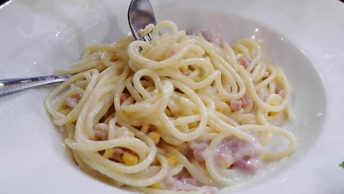 접시 음식 백그라운드 다이어트 채소 부분 탁자 치즈 파스타 건강 스파게티 육류 요리 사람없음 목재 초록색 노란색 식당 검은색 식사 저녁식사 어둠 이탈리아 튀김 흰색 신선 면 맛 정상 허브 크림 국수 햄 연어 베이컨 시금치 바질 점심식사 페투치네 맛있는 4K MP4 해외동영상 클립영상 나무 식물 식기 유럽 컬러 가구 컨셉 식재료 재료 유제품 서양음식 돼지고기 어류 상점 면류 동영상 파스타면 파일형식