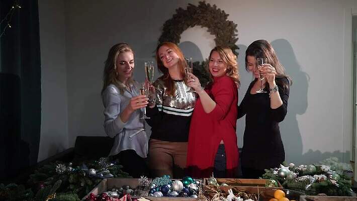 여자 행복 감정 안경 음료 크리스마스 와인잔 유리 휴가 새로움 새해 기념 미소 이벤트 여러명 친구 파티 와인 축제 화환 우정 마시기 축하 알코올 칵테일 그룹 야간 샴페인 연도 건배 토스트 축배 노엘 크리스마스이브 4K MOV 해외동영상 클립영상 자연요소 잡화 기념일 꽃 빵 다수 컨셉 술잔 관계 모션 재질 주류 표정 사람 동영상 파일형식