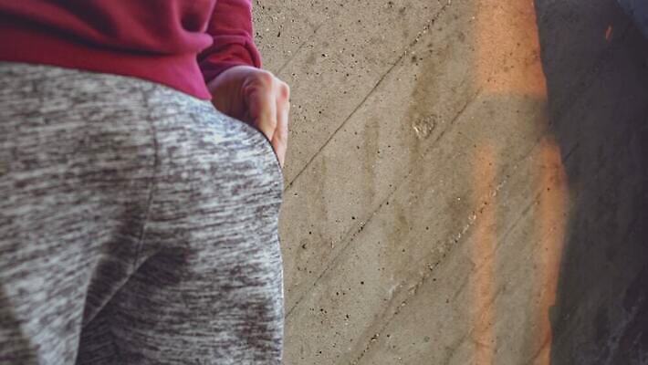 백인 여자 음료 유리 담배 20대 뷰티 약 고통 마시기 죽음 알코올 질병 위험 자르기 만취 탈출 담배꽁초 문제 라이터 중독 습관 니코틴 마약 브랜디 남용 중독자 4K MOV 해외동영상 클립영상 서양인 감정 컨셉 의학 모션 재질 사람 청년 동영상 술취함 파일형식