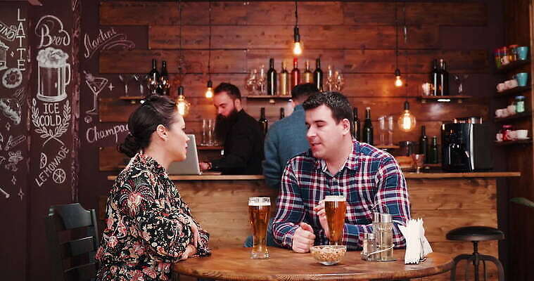 백인 라이프스타일 커플 행복 음료 음식 유리 탁자 휴가 맥주 피자 함께함 실내 대화 미소 웃음 사람 내부 친구 파티 식당 모임 축하 알코올 칵테일 바 그룹 야간 저녁 계산대 주말 채팅 유흥 4K MOV 해외동영상 클립영상 자연요소 서양인 감정 가구 컨셉 관계 재질 주류 패스트푸드 서양음식 표정 말하기 이벤트 생활 상점 밤 동영상 파일형식