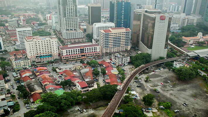 아시아 도로 비즈니스 주택 사람없음 건물 도시풍경 햇빛 고층빌딩 기차 횡단보도 정상 승차 가난 속도 머리위 지역 말레이시아 건너기 빈민가 옛날 판잣집 4K 타임랩스 MOV 해외동영상 클립영상 건축물 나라 길 육상교통 컨셉 교통시설 모션 대중교통 촬영기법 풍경 빌딩 태양 도시 보행로 동영상 파일형식