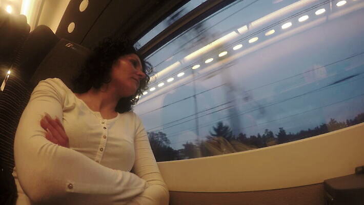 백인 1 응시 여자 여행 이동 비즈니스 통신 창문 교통시설 모션 휴가 미소 사람 앉기 성인 여행객 기찻길 기차 표현 승차 연결 출퇴근 승객 통근 실종 4K HD MOV 해외동영상 클립영상 서양인 시선 육상교통 교통 컨셉 대중교통 표정 사건 시설 출근 동영상 파일형식