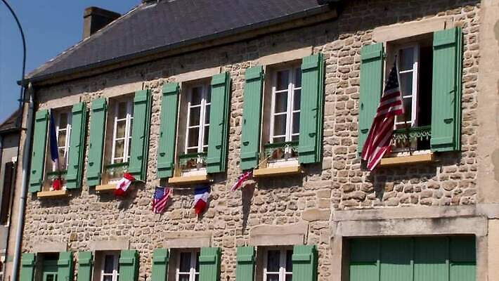 군대 주택 사람없음 야외 관광지 교회 마을 미국 추위 자유 프랑스 시골 비행 깃발 용기 역사 충돌 군용 싸움 전쟁 육군 기념물 프랑스어 노르망디 명승지 MP4 해외동영상 클립영상 문자 그릇 유럽 여행 컨셉 북아메리카 종교건축 모션 풍경 건물 동영상 파일형식