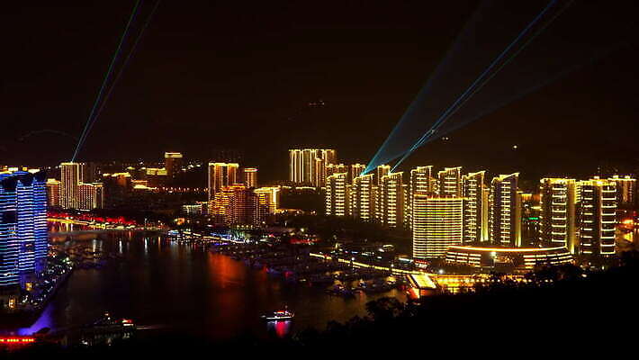 아시아 여행 건축양식 호텔 파노라마 풍경 사람없음 야외 건물 강 도시풍경 글로벌 파티 고층빌딩 중국 도시 도심 상하이 야간 저녁 소프트포커스 네온 타운 스카이라인 랜드마크 4K MOV 해외동영상 클립영상 자연요소 건축물 건축 나라 숙소 촬영기법 이벤트 빌딩 동영상 파일형식