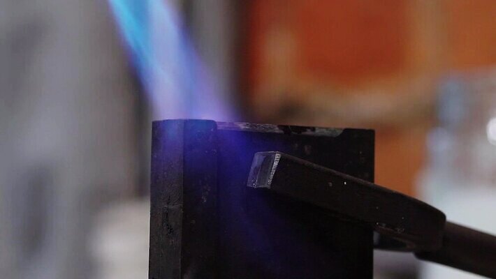 직업 디자인 산업 장신구 탁자 불 불꽃 노동자 기술 사람없음 노란색 금속 장비 도구 공구 반지 작업 뜨거움 작업실 황금 고급 제조 은색 상품 보석 버너 만들기 난방 공예가 대장장이 백금 솜씨 핸드메이드 화상 MOV 해외동영상 클립영상 자연요소 컬러 가구 컨셉 모션 재질 상처 광석 동영상 파일형식