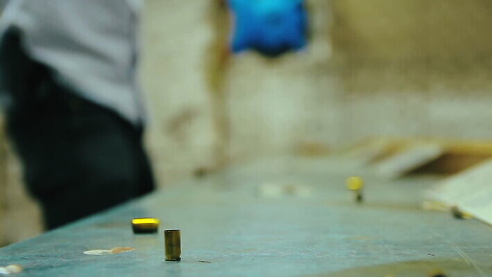 남자 무기 탁자 실내 안전 사람 성인 사람없음 목재 쌓기 권총 총 껍질 잡기 그룹 닫기 경찰 위험 발사 오브젝트 군용 보안 조준 충격 육군 사수 총알 리볼버 많음 카피스페이스 비어있는 MOV 해외동영상 클립영상 나무 직업 가구 컨셉 재료 모션 군대 내부 공백 동영상 파일형식